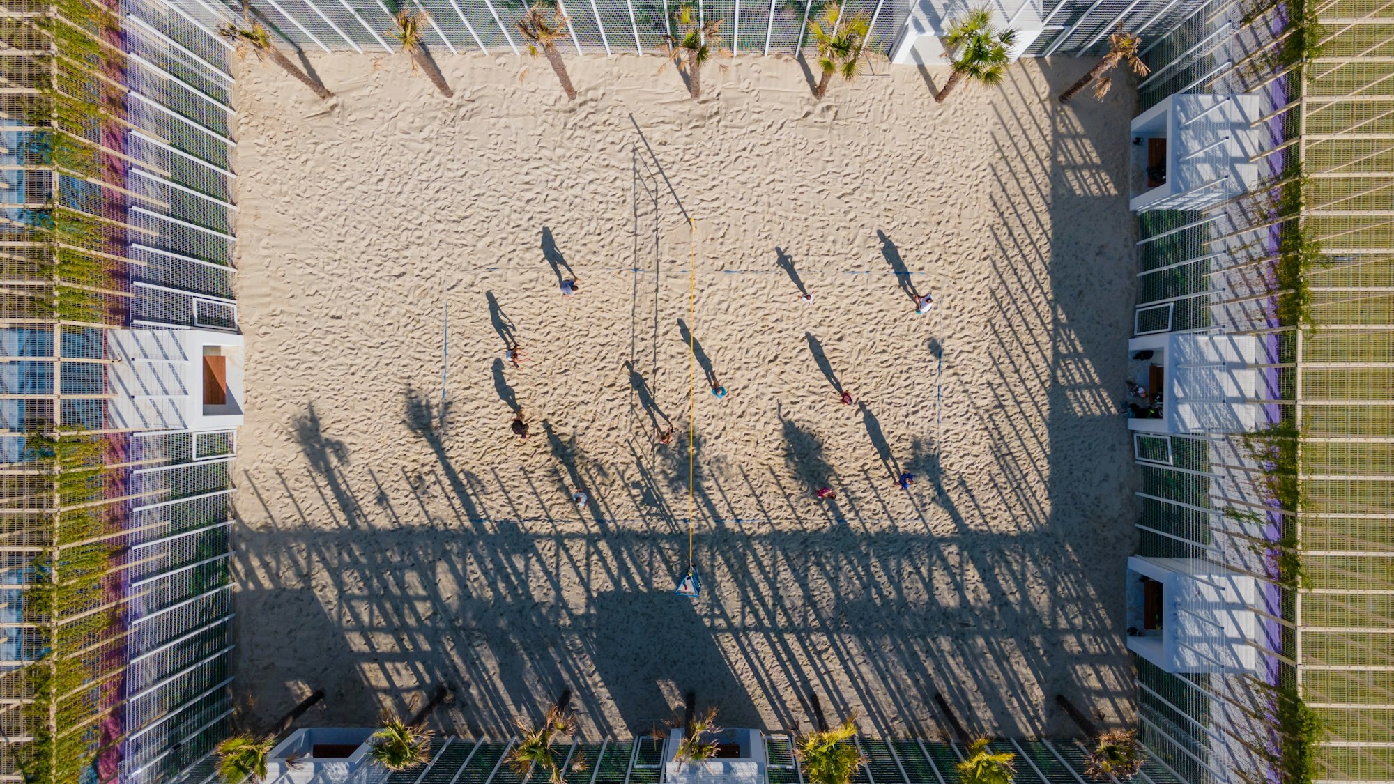 Вид сверху на площадку для пляжного волейбола в общественном парке. Соревнования по пляжным видам спорта