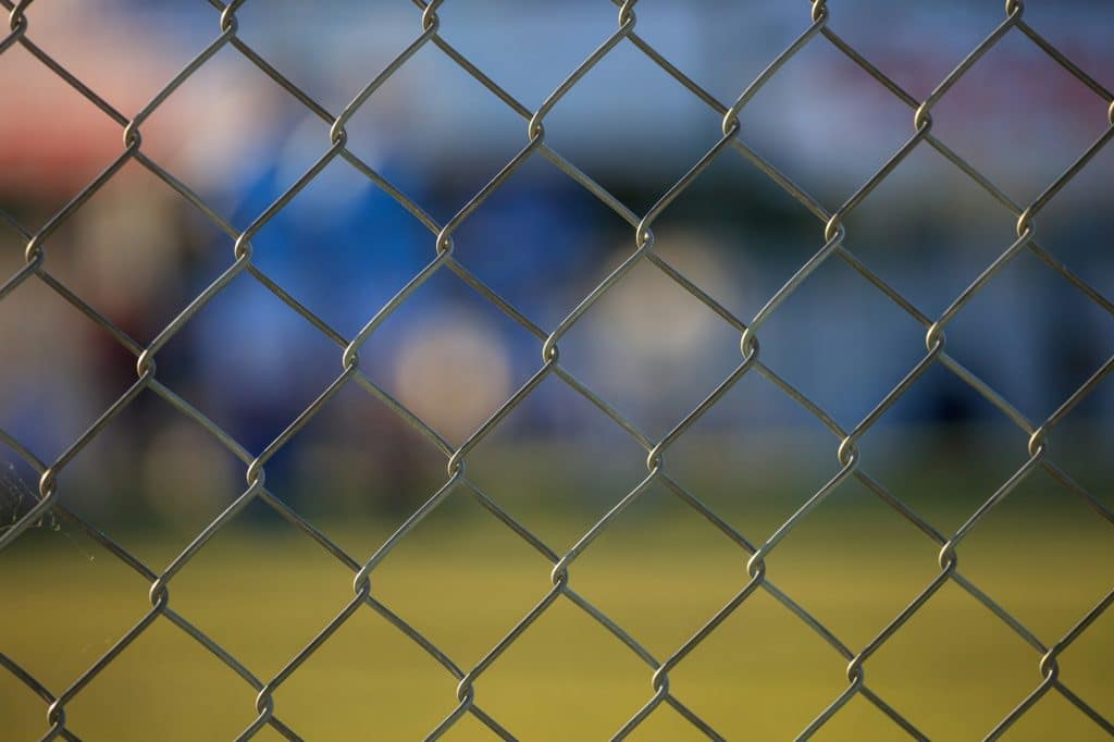 Забор из проволочной сетки - абстрактное футбольное поле